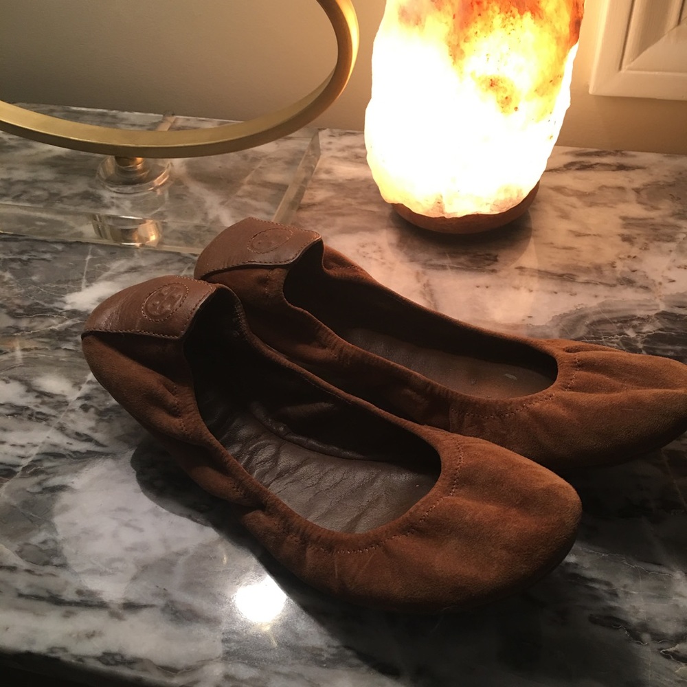 Beautiful Tory Burch suede ballet flats!